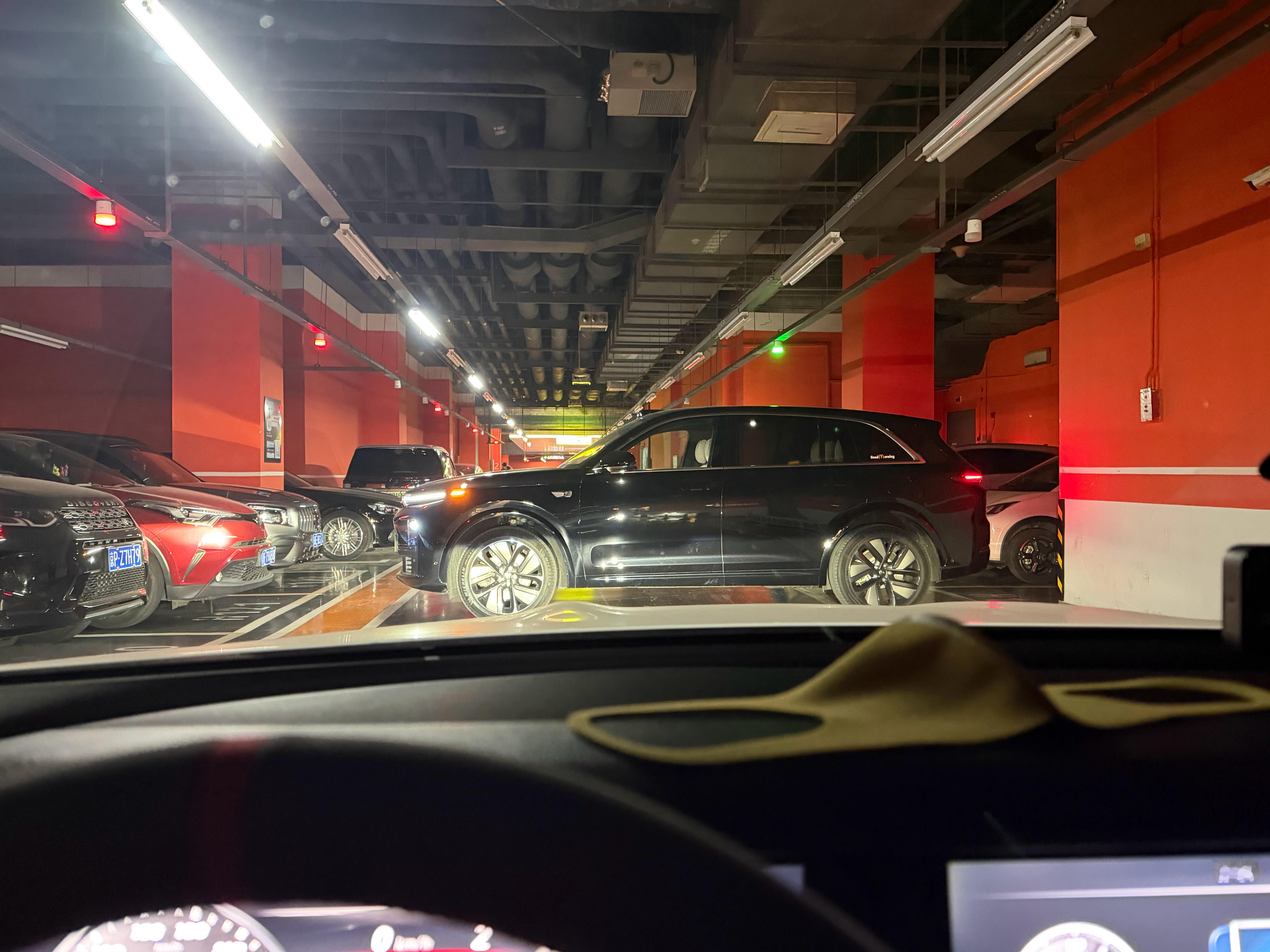 就顶特么烦这种人了，明明把车都摆直了非得下车人站边上拿手机停，后面一串车等着