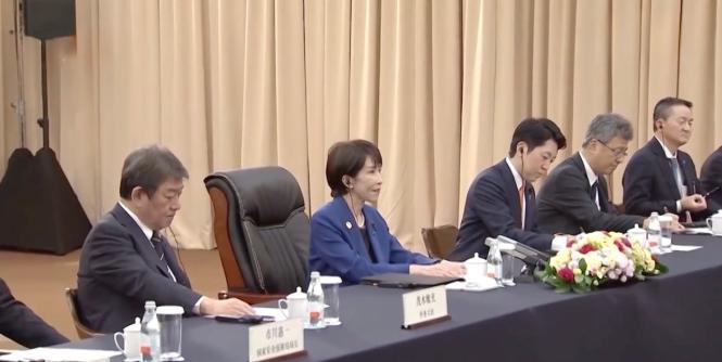 当地时间10月31日下午，随着中日双方顺利会见，对于台湾省而言，他们只剩下一条路