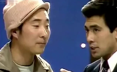 1984年春晚后台，导演黄一鹤找到了躲在二楼幕布后、没被允许上台的陈佩斯和朱时茂