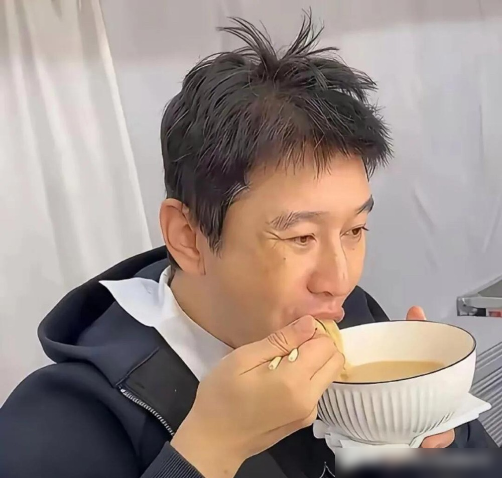 47岁黄晓明被偷拍，头顶稀疏夹杂白发，跟荧幕上那个霸总判若两人。面馆里他穿着随意，没做造型，头发塌着