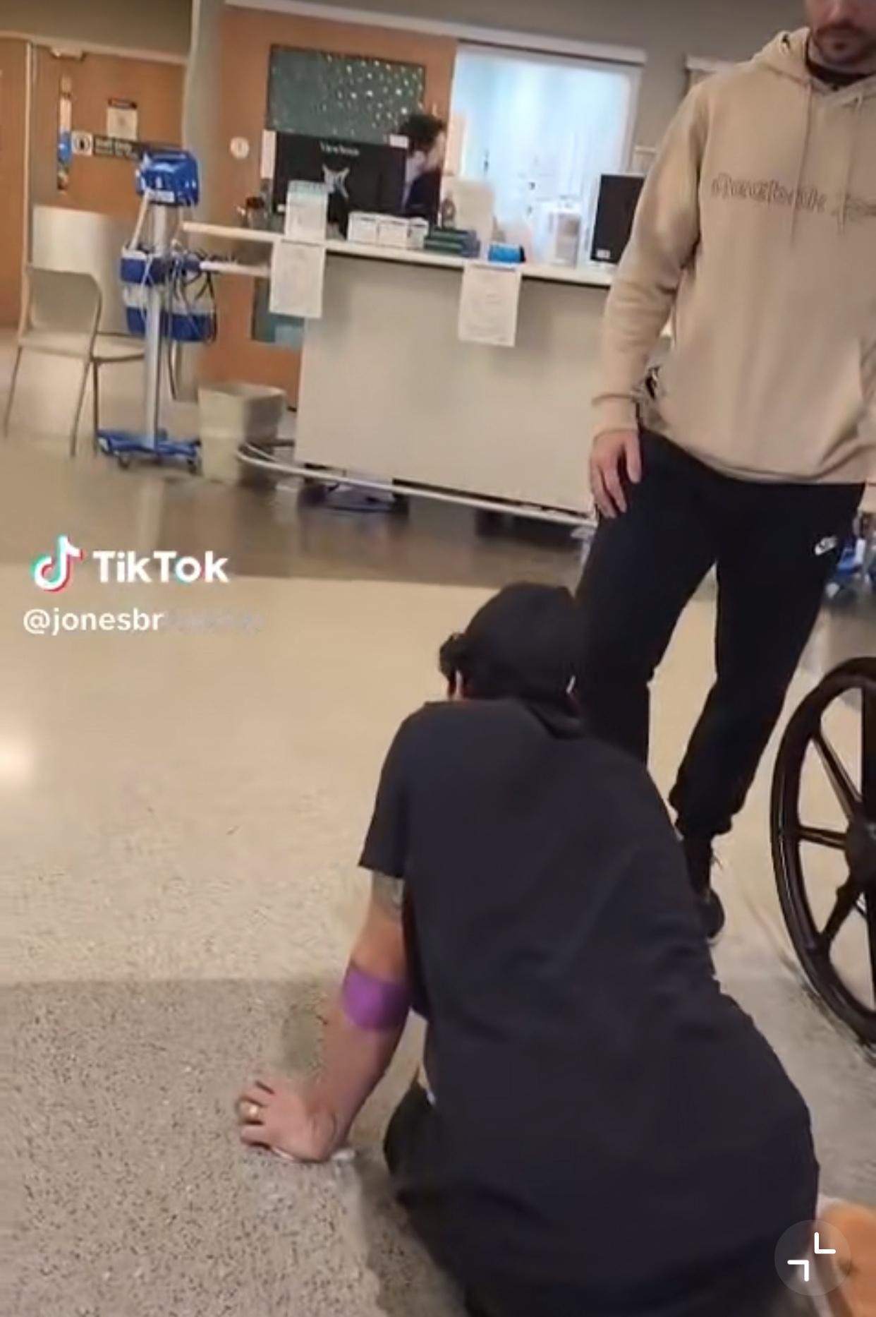 近日，美国的一博主发布视频称，自己在凌晨时，因肾结石疼痛赶往切罗基县医院就医，等