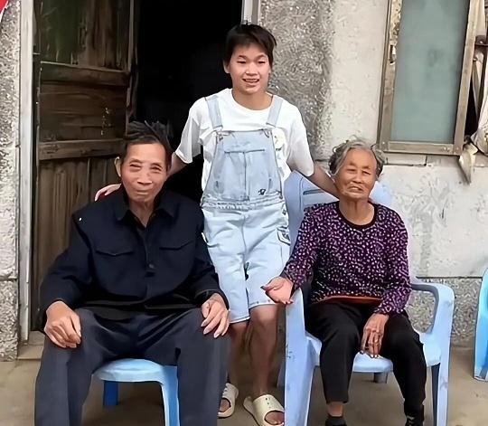 全红婵的家庭背景全红婵出身于广东湛江一个典型的农村低保户家庭，