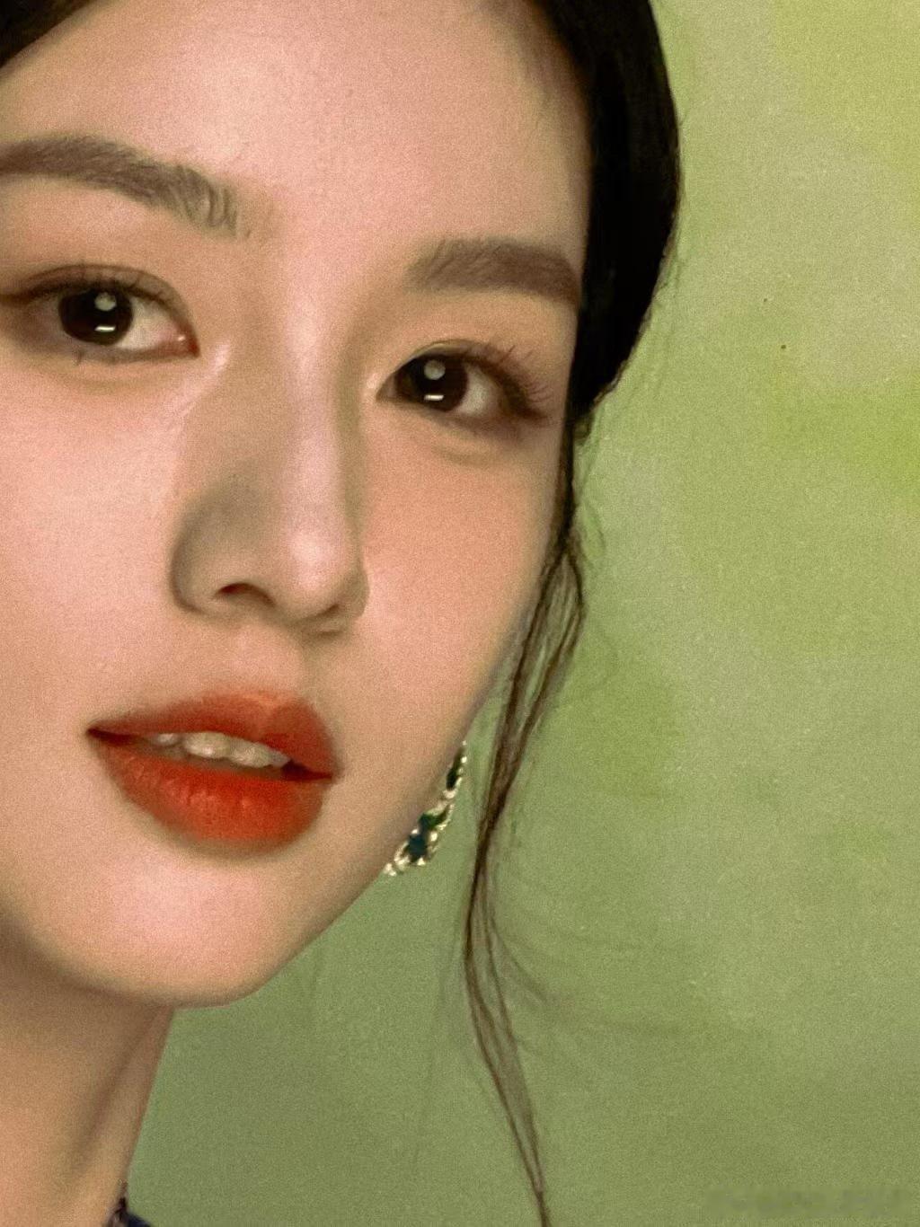 周也的旗袍造型不要太美……传统旗袍勾勒曼妙身姿，精致发饰点缀古典韵味谁能不心动