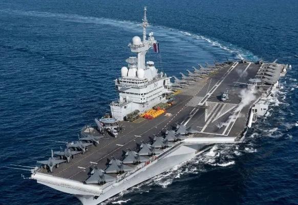 大胆预测一下：我们最终将建造10~12艘航空母舰1、航母服役时间长，每隔4～6