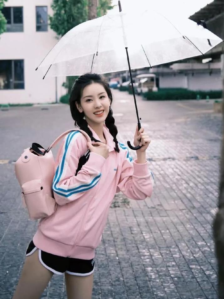 陈都灵甜美少女雨中漫步，确定不是18岁吗？陈都灵这套私服造型绝了，粉色侧条纹外