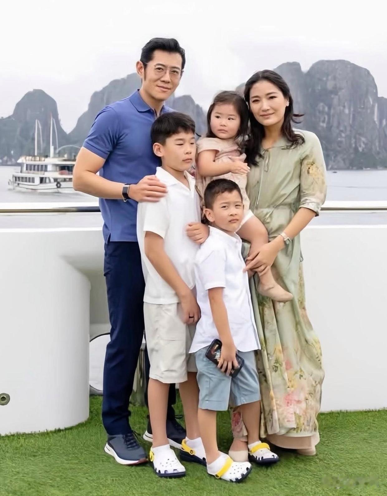 不﻿⁠丹﻿王‎‎室最‏近﻿晒出一张全家福，5口人个﻿个颜值在线⁠﻿。35岁‏‏的