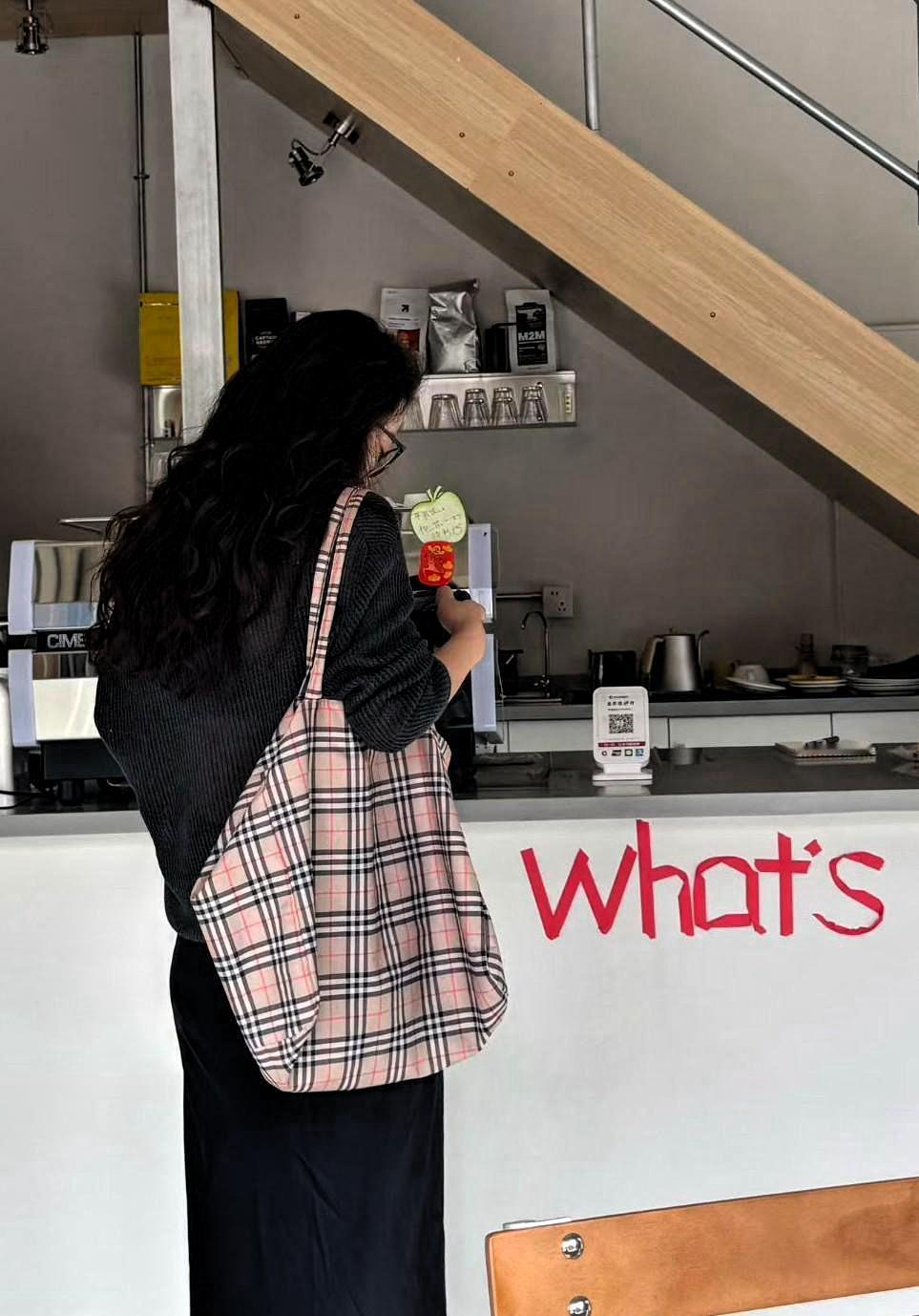 男人最大的爱好有两个，第一个爱好是搞钱，第二个爱好是搞女人。女人也有两个爱好，第