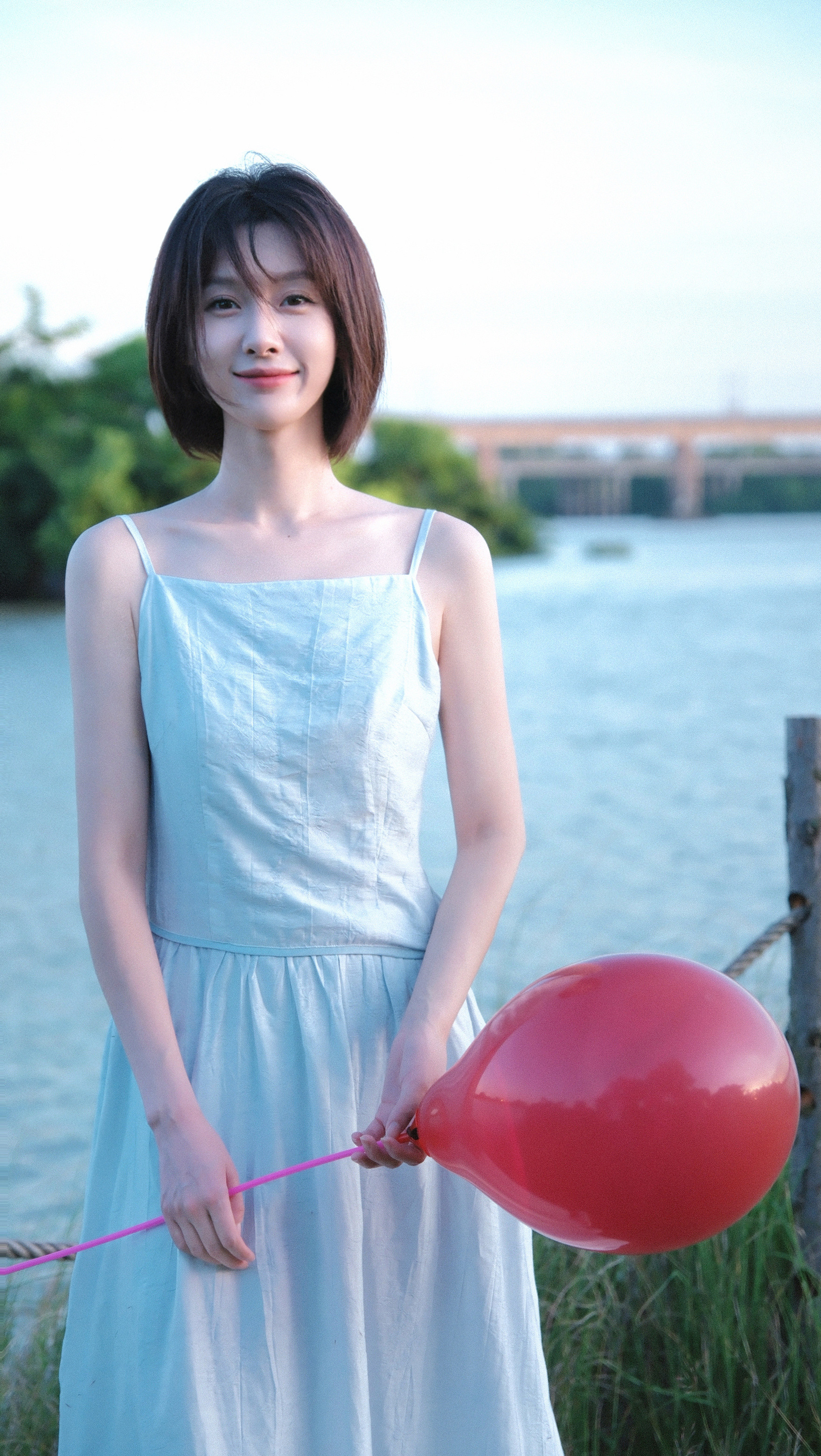 王子璇，白衣吊带，赏析秋日的浪漫。王子璇