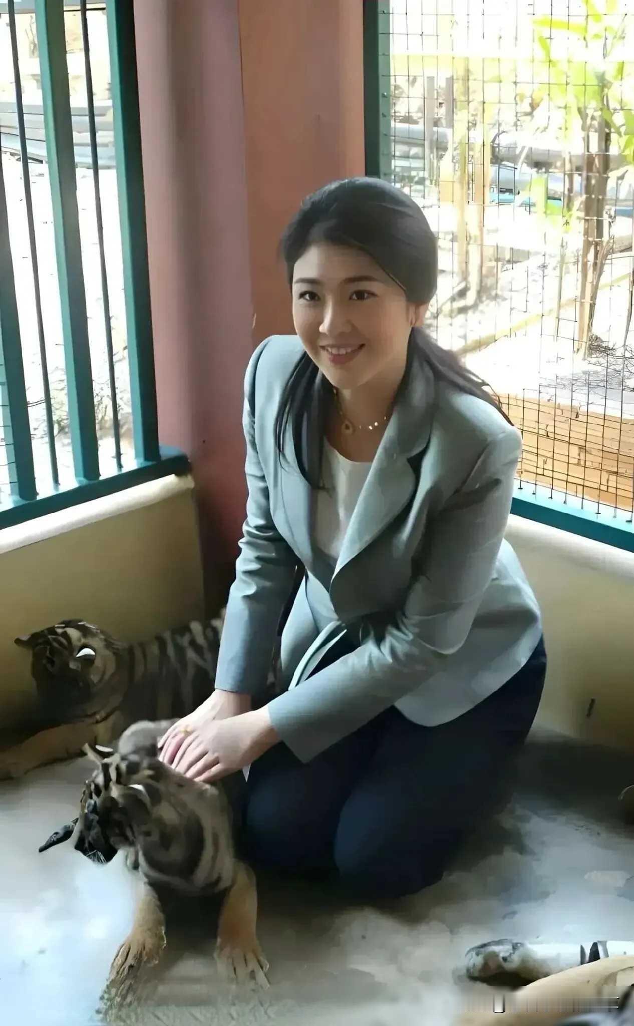 她真的是骨相美，头型好漂亮，脸蛋精致漂亮，皮肤白皙如凝脂，看上去是真正意义上的亚