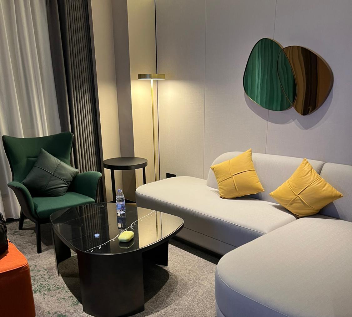 一个做自媒体的哥们突然改票去了济南，住进希尔顿欢朋，花78块做了个推拿，吃了顿煎