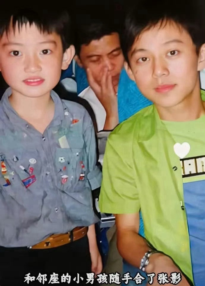 1997年，何炅和一个小男孩在飞机上合影。没想到的是，后来，这个小男孩成了内娱顶流​