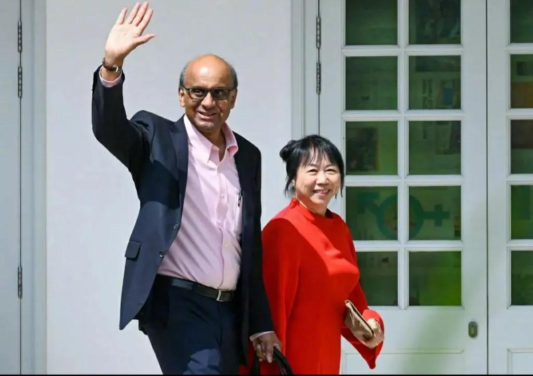 “原来新加坡总统尚达曼是印度裔，其老婆是日本人。难怪啊！难怪新加坡这些年的外交