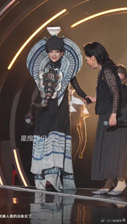 当54岁宁静和67岁杨丽萍同框，一个臃肿一个干瘪，才懂啥叫大美女