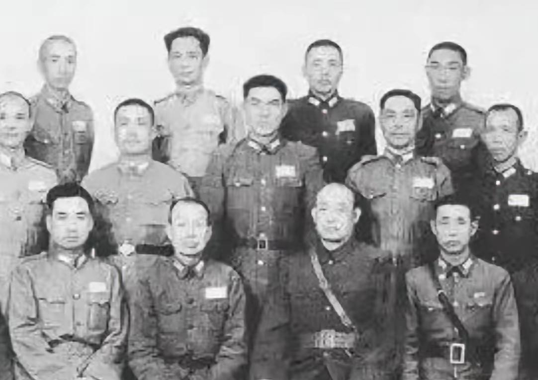 抗战胜利后，作为杂牌部队师长的鲍汝澧想要投奔八路军，但他的部下都不赞成。师参谋长