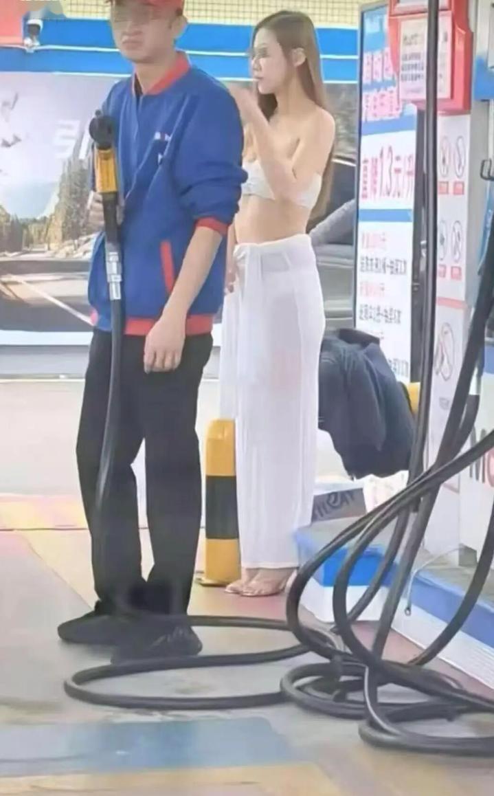 “车模就允许，油模就不允许？”广东江门，一加油站为了吸引客户，在户外请女模特站台