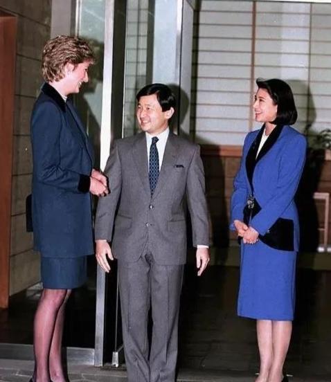 查尔斯三世嘲笑妻子戴安娜王妃，身体强壮的像个爷们，在情妇卡米拉面前羞辱她是个“假