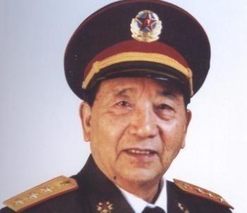 1932年，四川一带战事吃紧，红四方面军刚经历一场恶仗，满地的尸体、残枪、破旗。