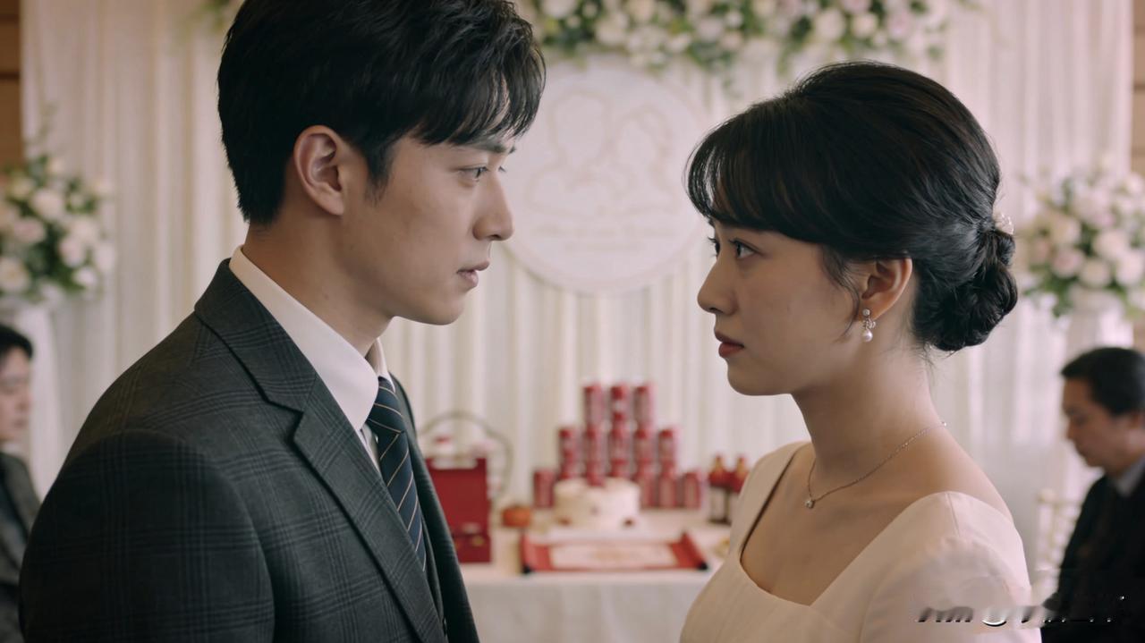 不负责任！！！大二男生把女友肚子搞大，两家火速订婚掏十万彩礼，娃一落地就扔给爸妈