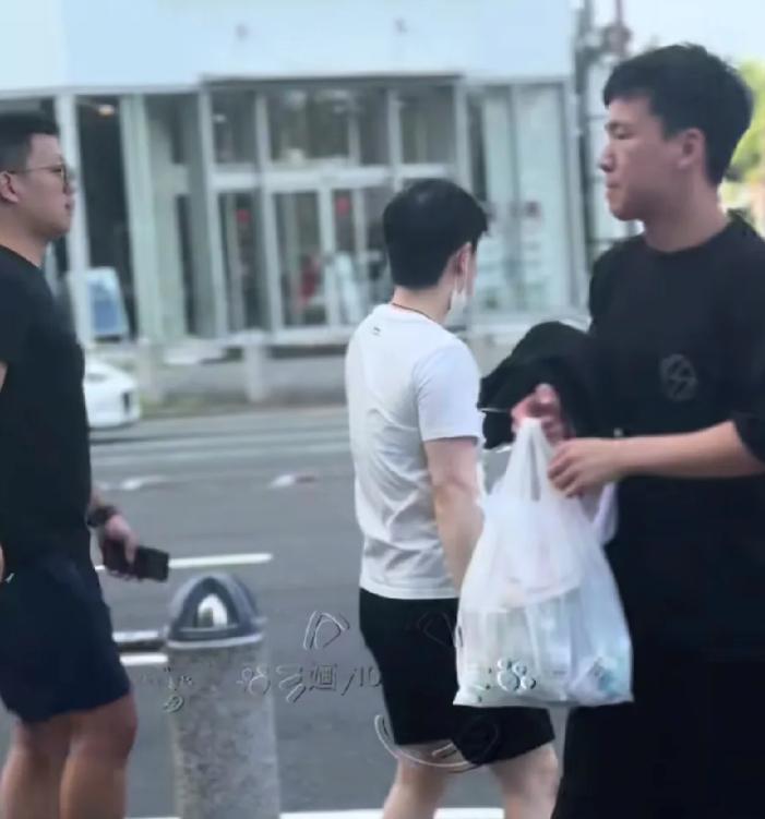 8.7笑死我了，孙颖莎出门就找零食铺呀！昨天遇到球迷纠缠要签名照，今天莎