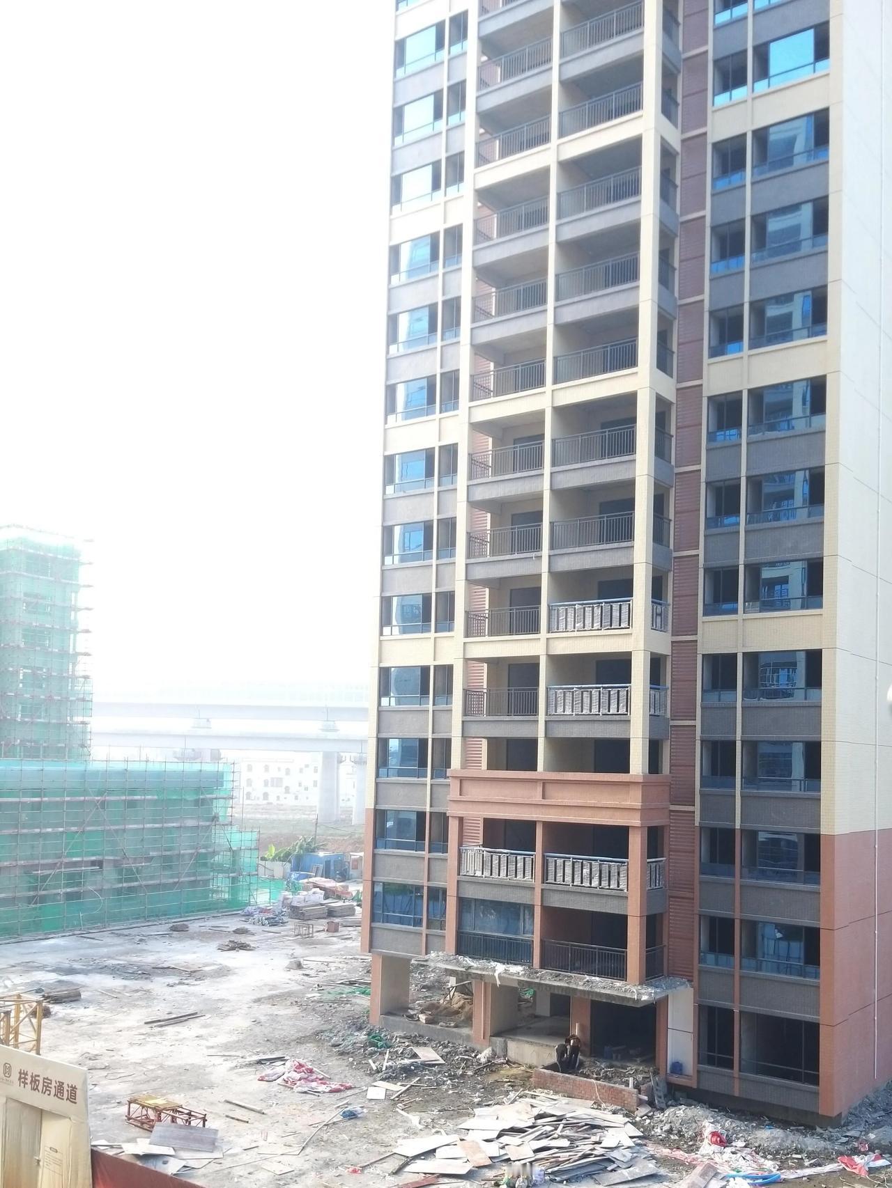 为什么四楼阳台要砌砖其他楼层的阳台都是护栏，整栋楼下来就看到四楼的阳台是砌砖的