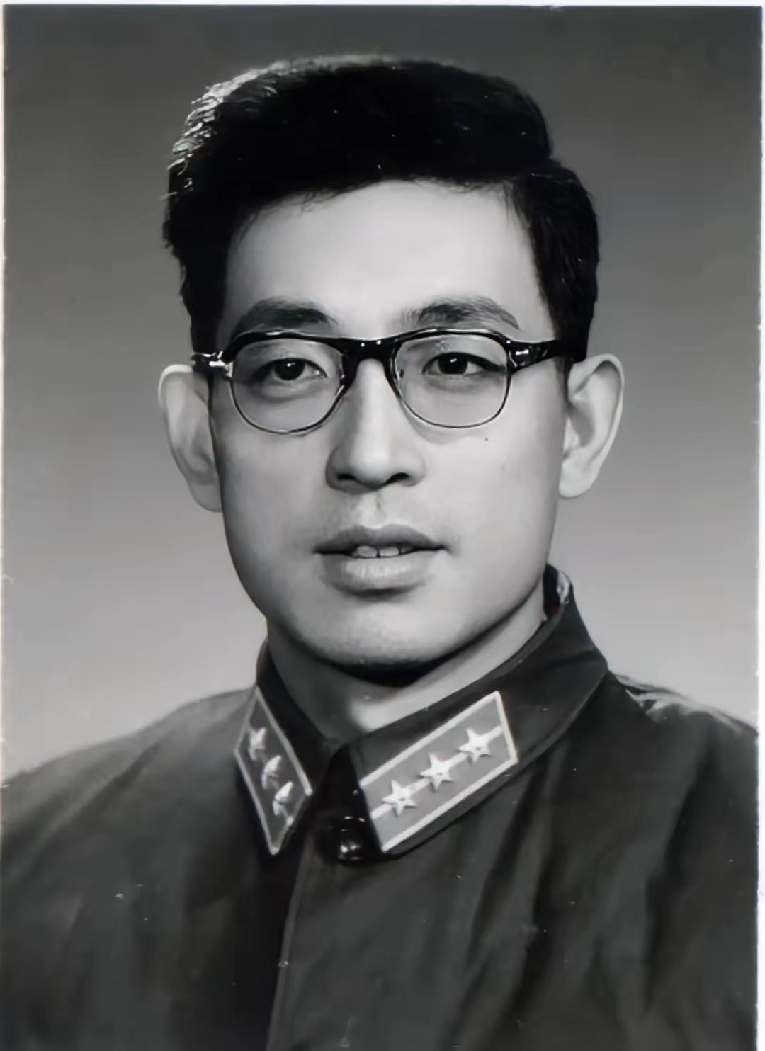 沈葆桢巡视船厂，见一学徒造船从不看图。沈葆桢退堂后悄悄对属下说：给他一百两银子让