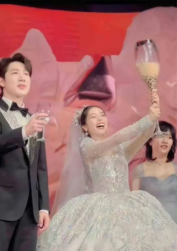 年轻人婚礼喝奶茶越来越多了，这么下去，“白酒文化”真要退出历史舞台了