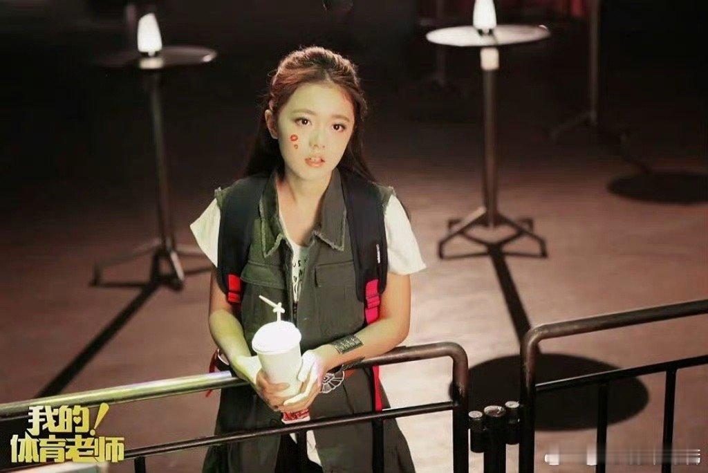 赵今麦打碟赵今麦打碟，最戳人的不是技巧多纯熟，是她做这件事时的快乐如此熟悉。那