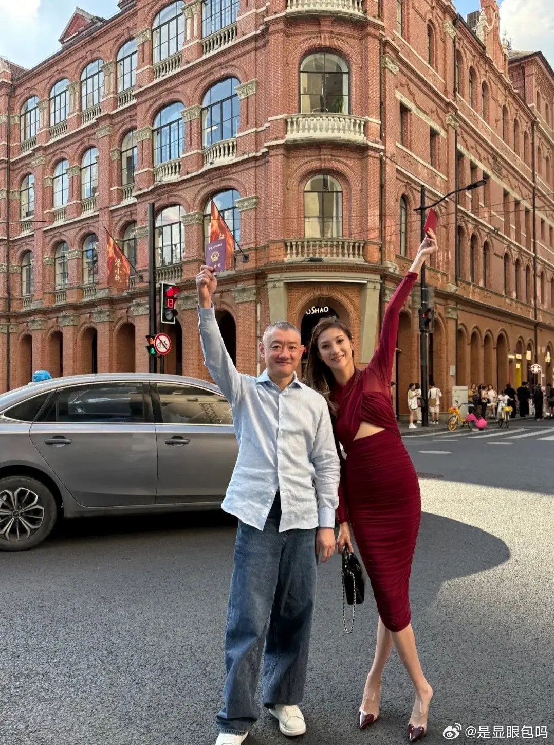 汪雨携老婆现身F1上海站，崔璨孕21周身材好，与吴千语施伯雄同框！