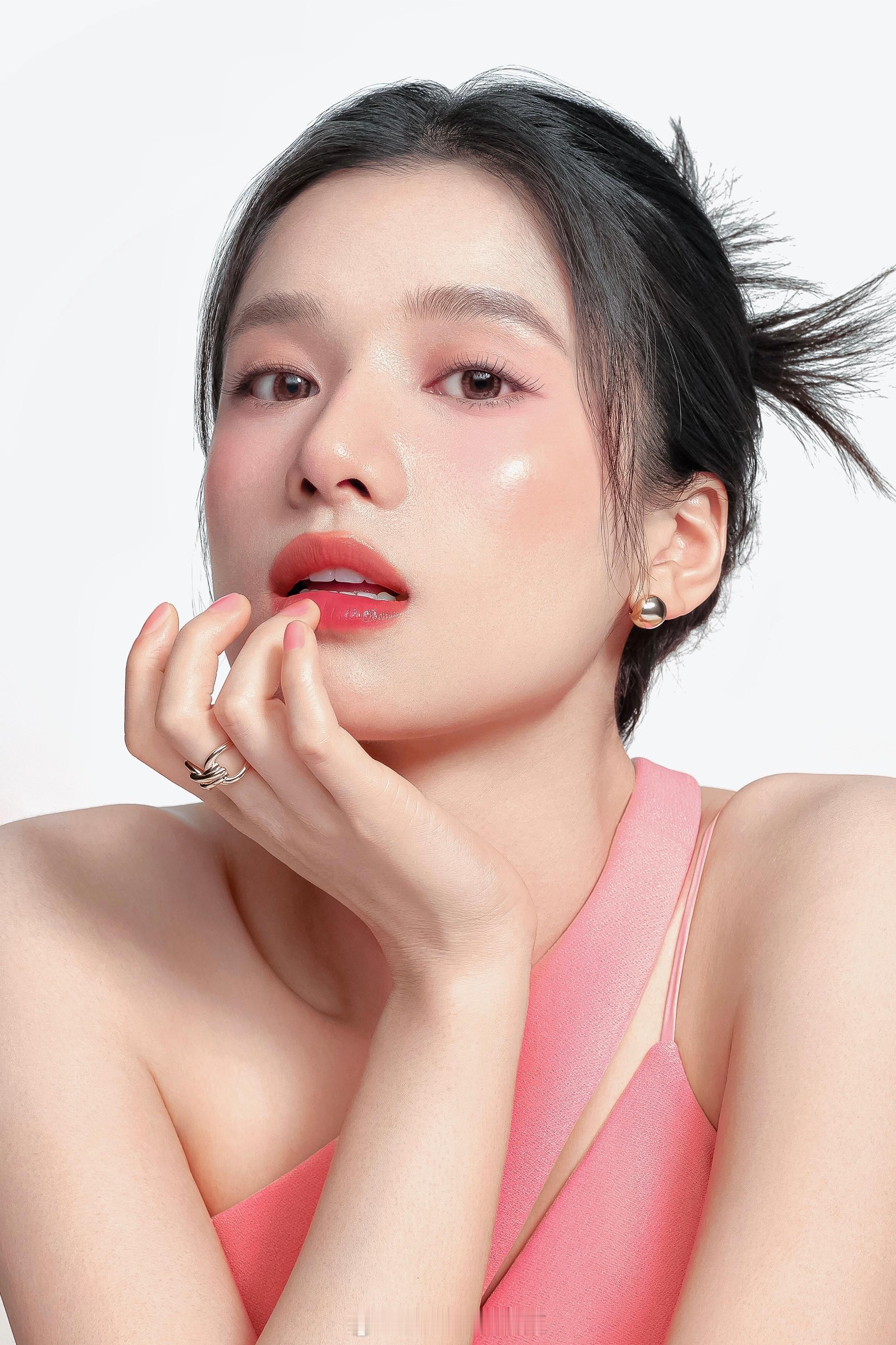 张婧仪迷人的美妆​​​