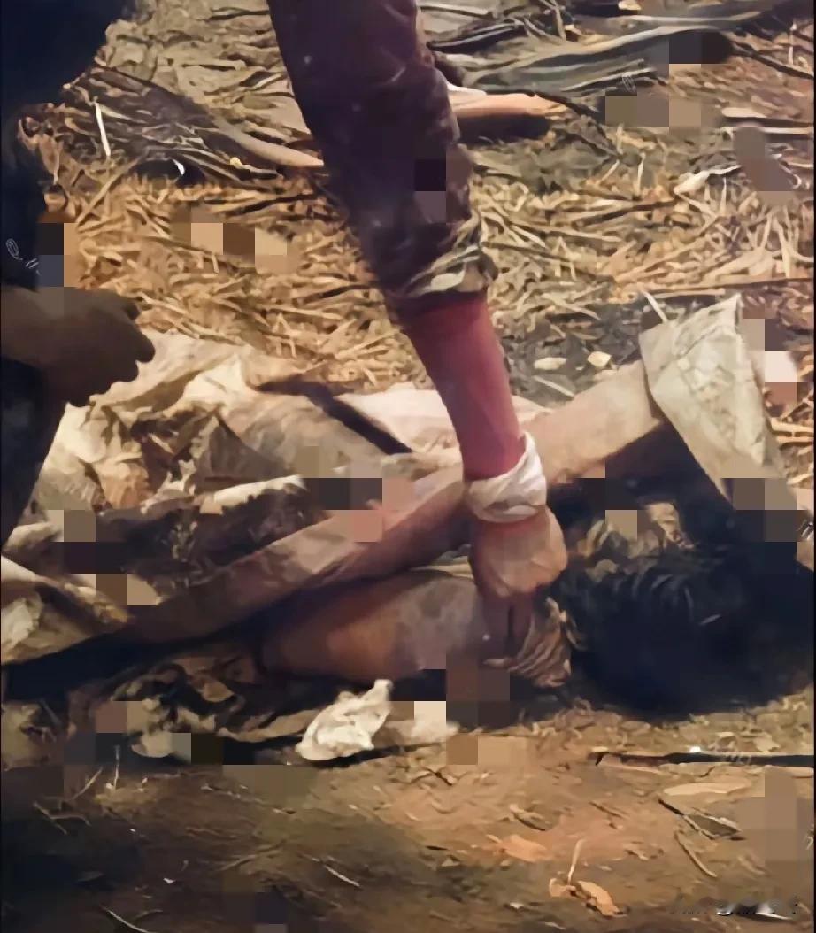 1985年，老山前线一名战土壮烈牺牲，一名军工用运尸袋包裹住战遗体，准备运送后方