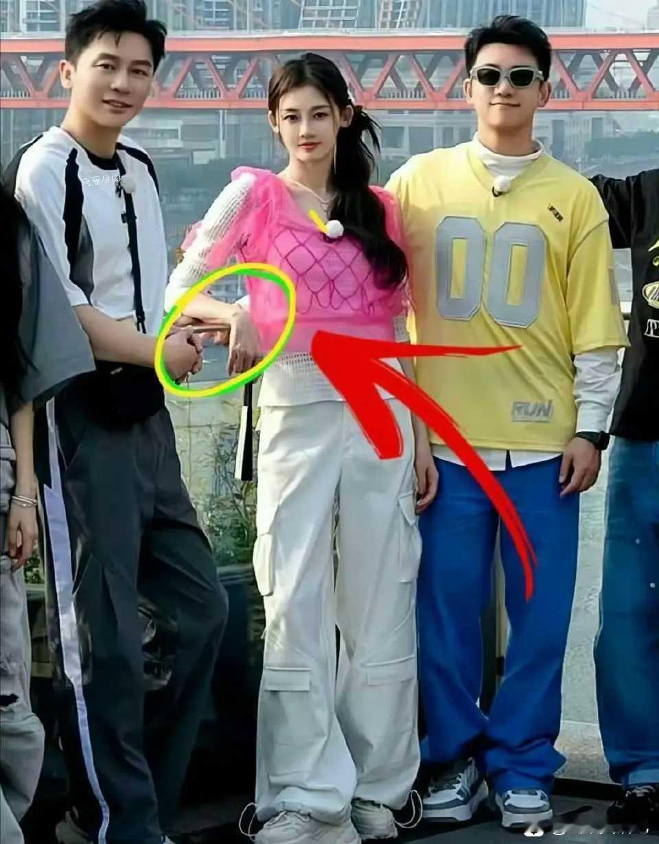 能看出来这女孩喜欢的是哪个男孩吗？