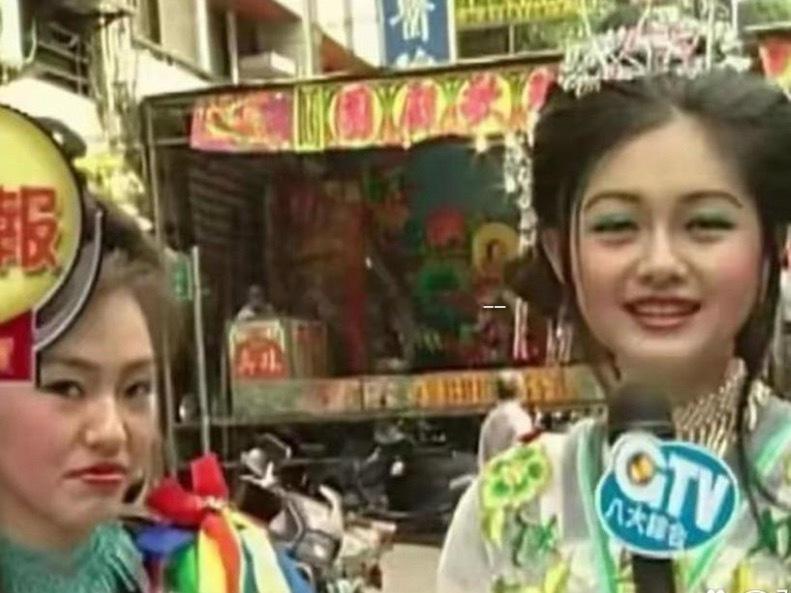 小玥儿眉眼间长得确实像亲妈大s