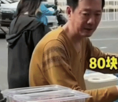 活该卖不动，老百姓又不傻山东某地有个摊位在卖花生，招呼老百姓免费试吃。过路的