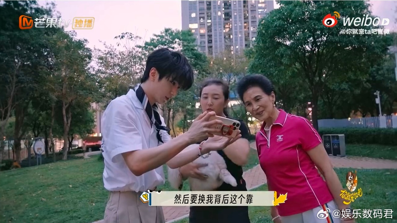 余承恩当街拍这块还是权威这么会拍萌宠视频的余承恩可不要只顾着给别人拍呀，看看你