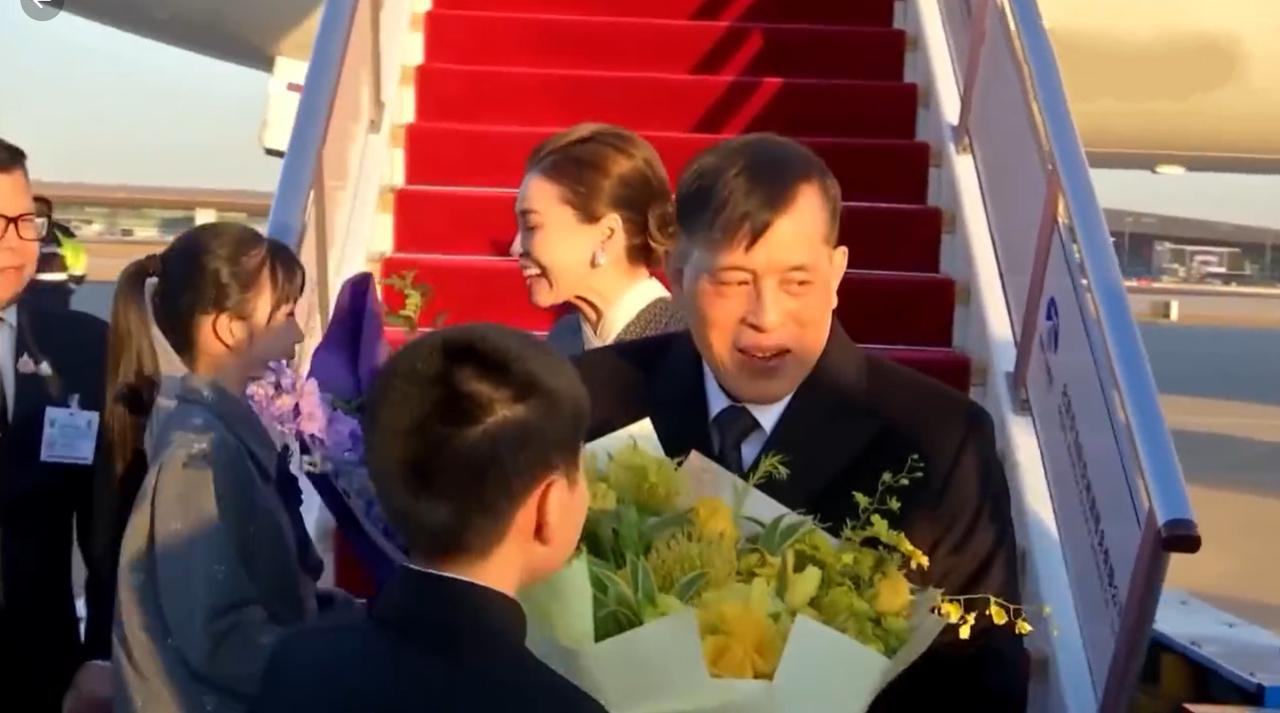 泰国国王与王后下飞机，夫妻俩接到鲜花后的表情，一个露出微笑一个笑得开心！11月1