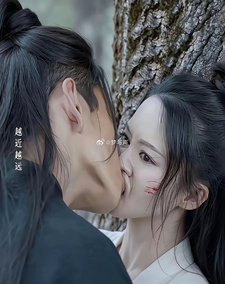 李沁的嘴都被亲变形了。影视剧中男演员不顾形象，抱着李沁死命地亲，从表情可以看出，