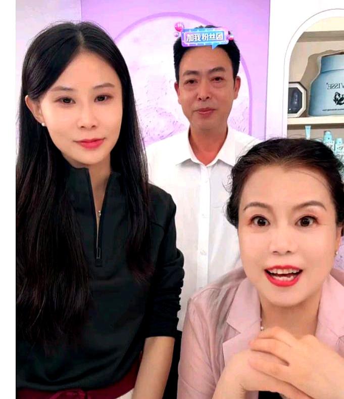 28年错换人生，许敏靠家人撑过至暗时刻。2020年河南相认现场，郭威搂着她拍