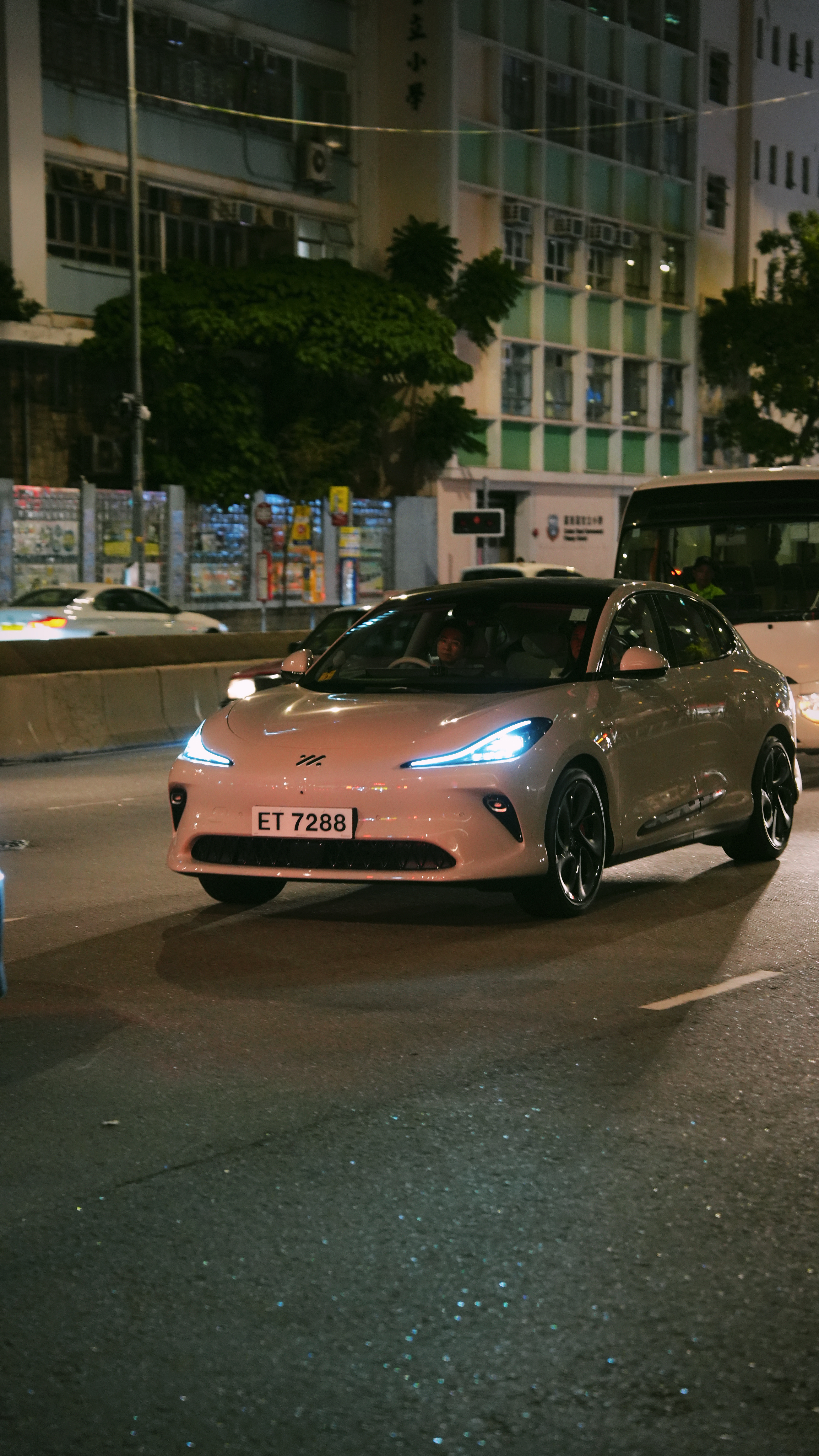 你别说啊，智己在香港的能见度可以，我从咖啡馆走到水果店，1公里左右，见到四五台