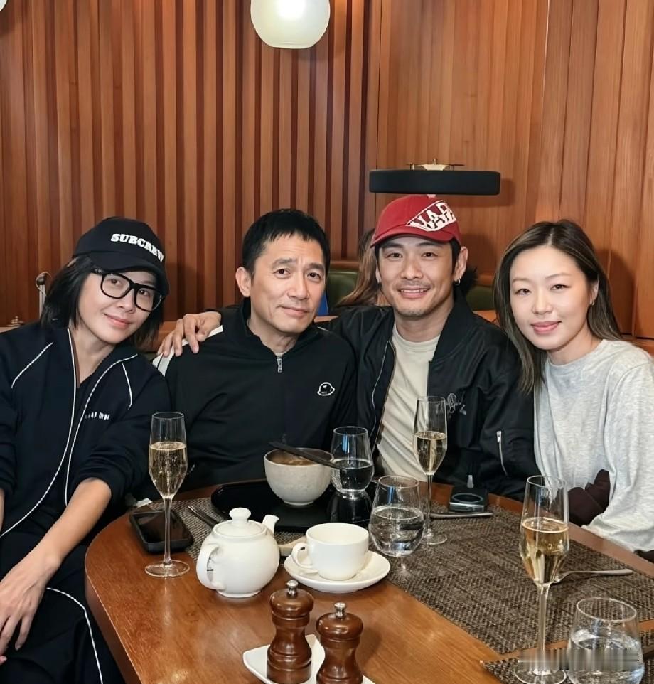 梁朝伟刘嘉玲夫妇香港聚餐，偶遇杜德伟同框，老友相聚氛围感拉满近日，一张老友
