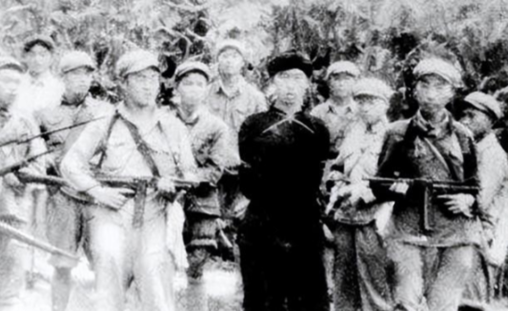 1950年，一次剿匪战斗中，一战士死死地盯住了女尼姑丰满的胸脯，排长不禁气得青筋