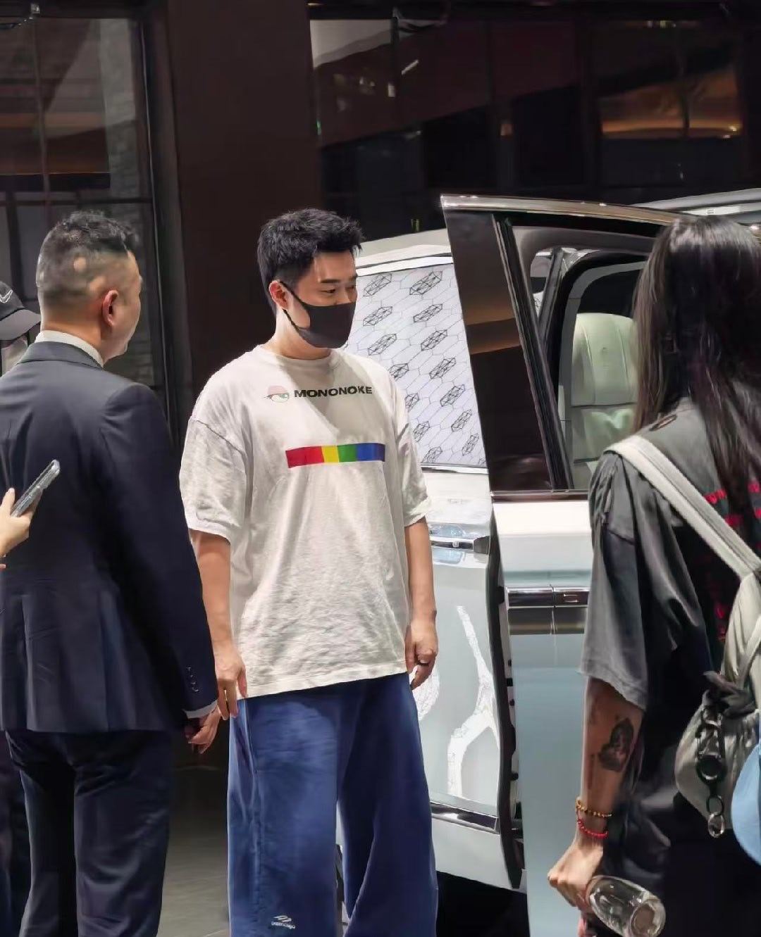 网友偶遇陈赫看车尊界S800老车主陈赫估计要对V800下手了。和尊界MPV一