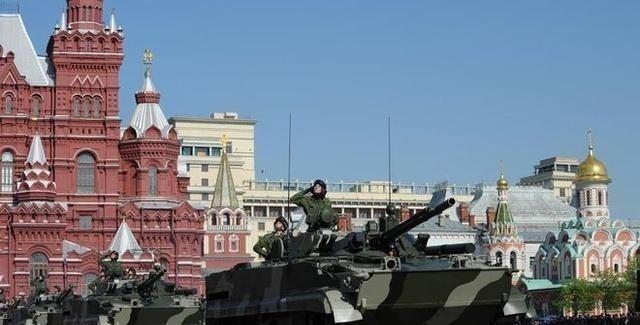 只要中国不动，美国就不敢和俄罗斯直接开战，同样，只要俄罗斯不动，美国也不敢轻易