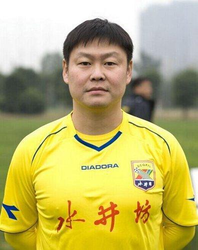 2002年，全兴集团退出足坛，姚夏在摘牌大会上被青岛贝莱特选中。当他最后一次身披