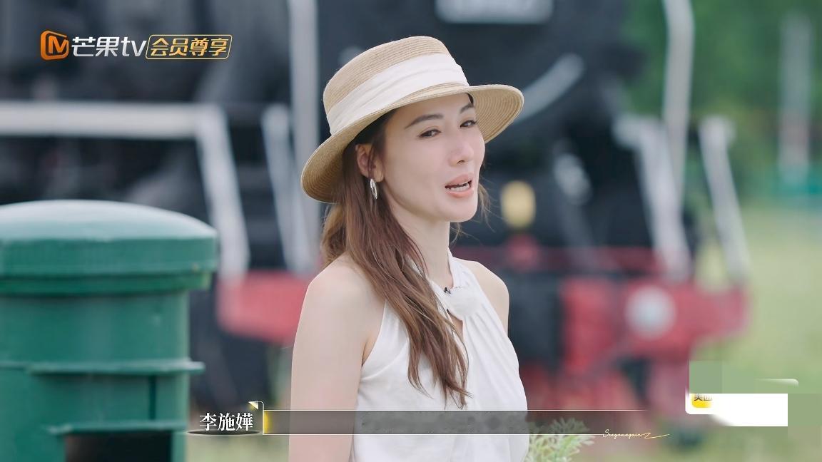 不知道图啥？李施嬅说:“有几次打篮球，我的那个脚整个指甲都掉了，掉了应该有三到