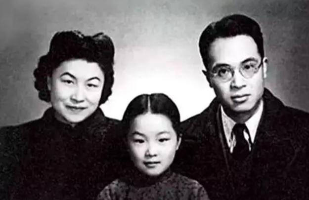 1997年3月4日，86岁的杨绛看着病床上弥留之际的女儿，轻声低语道：“宝，安心