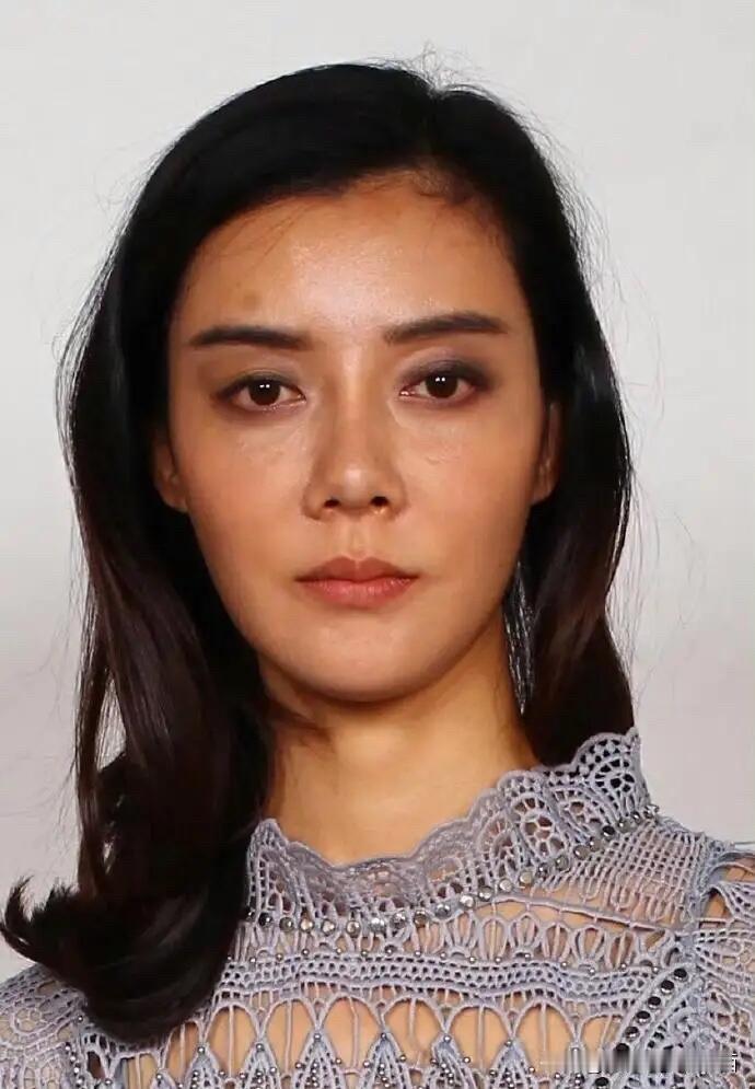 现在终于明白了一白遮百丑的道理，女明星不美颜、滤镜，这样真实的颜值又黑又瘦，看起