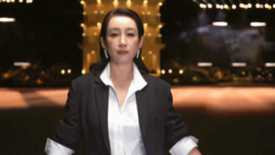 秦海璐走红毯时不知道脑海里在想哪本霸总小说呢!你看看她这副舍我其谁的高冷霸气劲儿