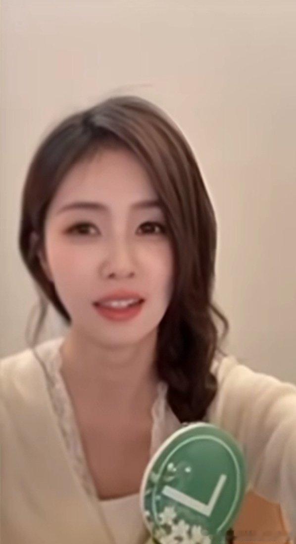白鹿直播美颜灯没电了白鹿在新剧直播中美颜灯突然没电，她大方笑场调侃，反倒收获网友