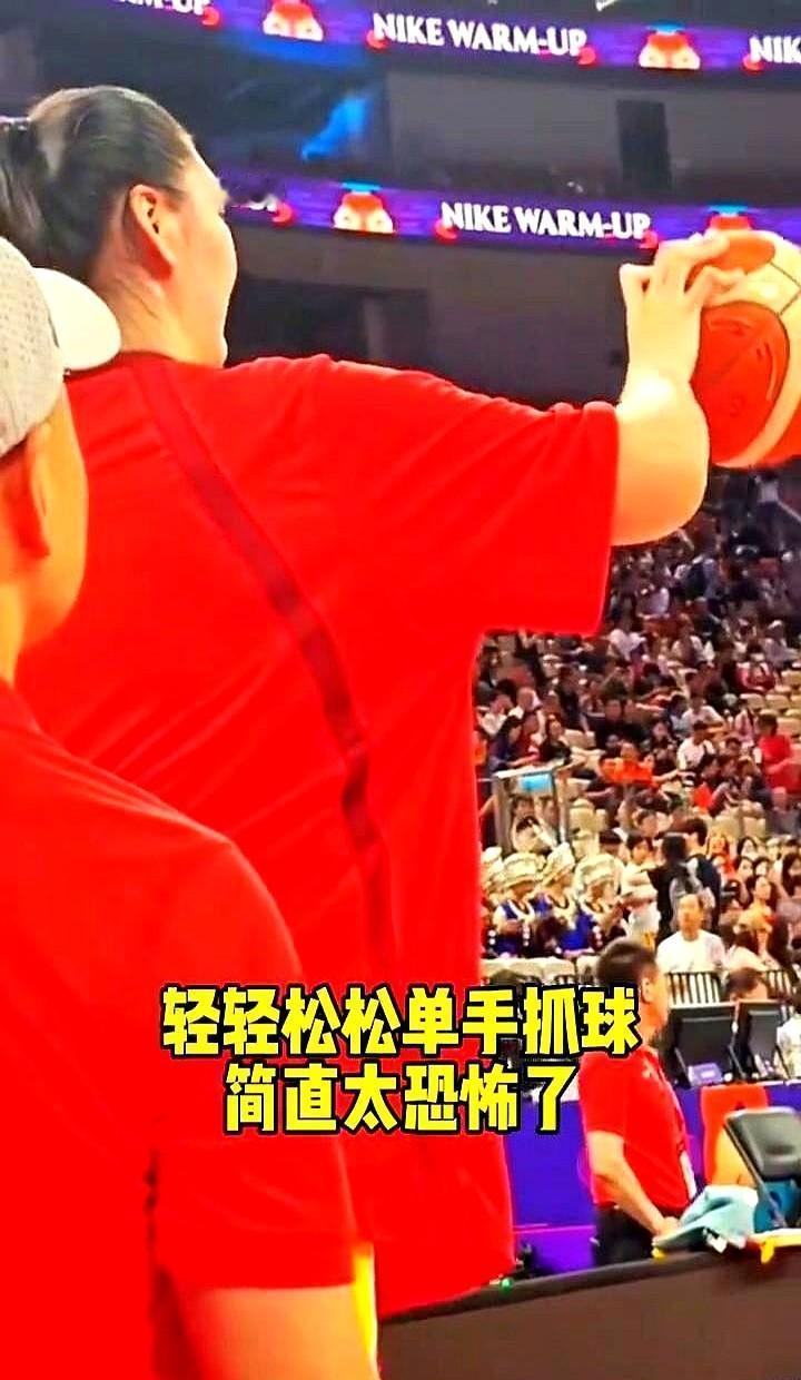 她2.28米，蹲160公斤膝盖不肿，文化课576分，清华经管早早就盯上了。不是