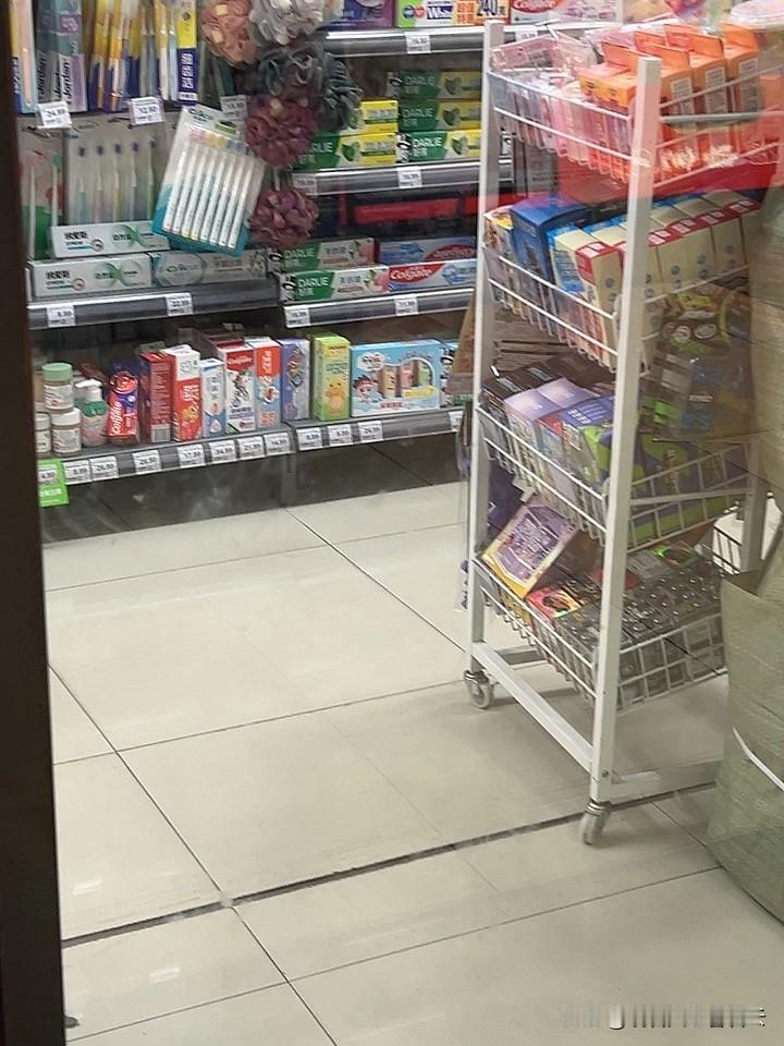 大家现在有没有发现一个现象，就是我们很少可以在一般普通的小超市、普通的商场买